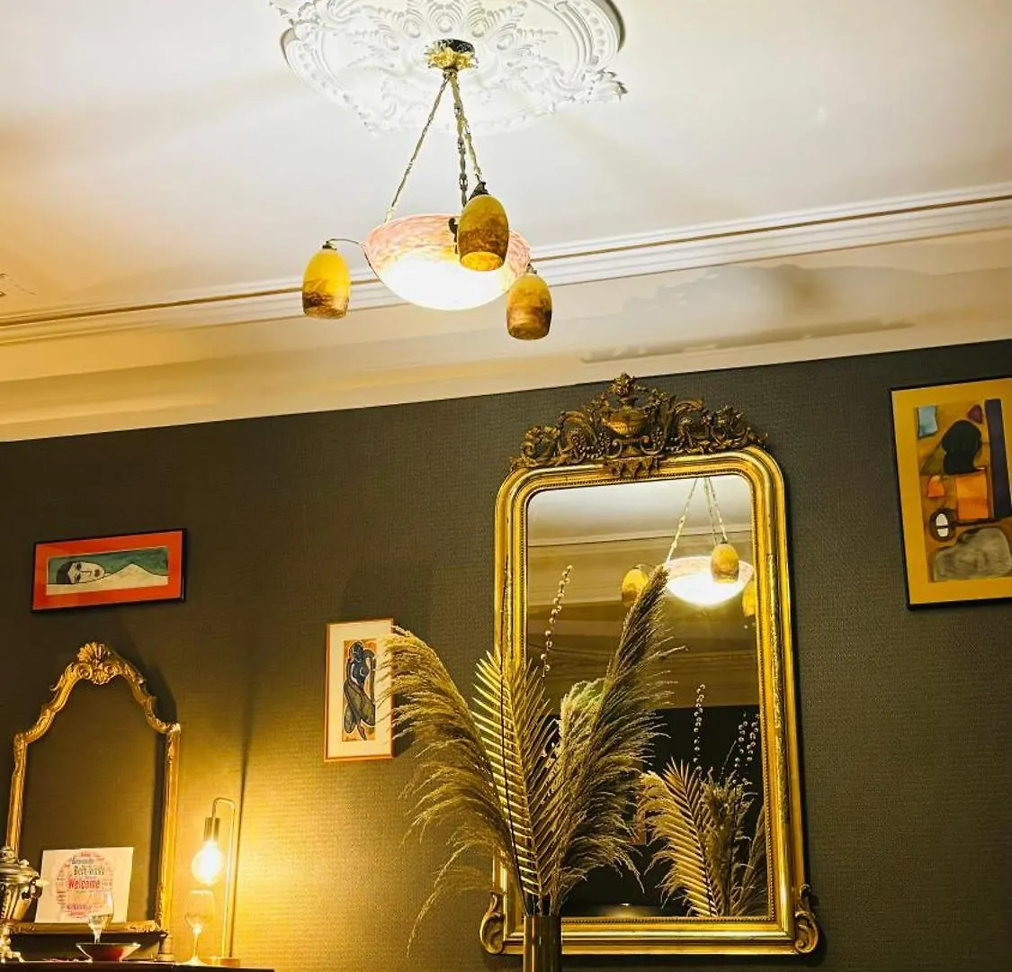 Charme, Confort Et Tradition A Cote De Montmartre 파리